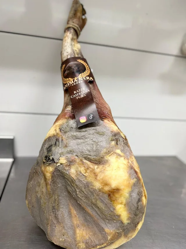 Prosciutto stagionato intero